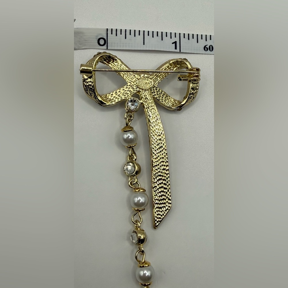 Gold-tone brooch bowl teardrop-shaped pearls and clear crystals C logo NEW - Picture 7 of 8